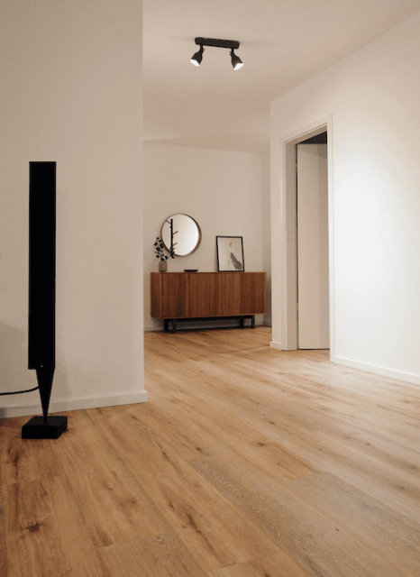 Färdigslipat golv i vardagsrum och hall